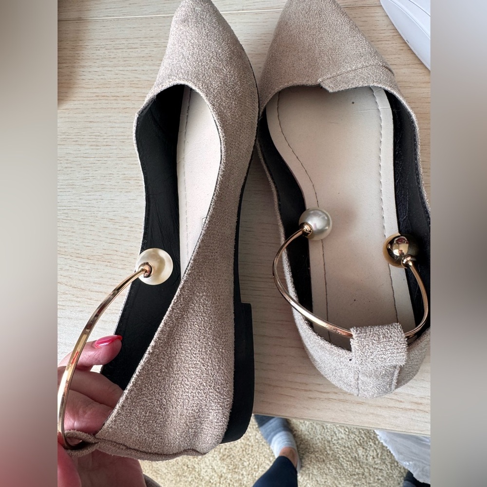 Elegant Beige Flats with Gold Accents - Picture 2 of 4